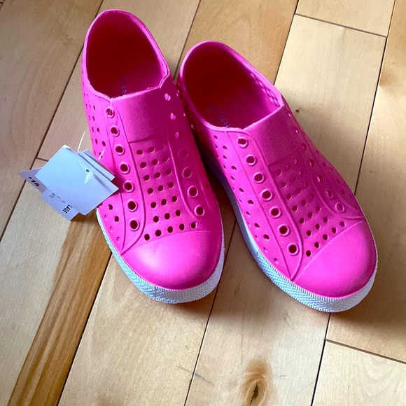 Hot pink summer water shoes - Picture 1 of 2